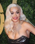 Rita Ora Tampil Glamor di British Fashion Awards