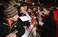 Ia juga sempat menyapa para fansnya dengan memberikan tanda tangan. Dave J Hogan/Getty Images.