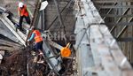 Jalan Besi di  Bawah Flyover Kalibata Dibongkar