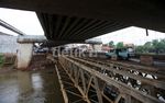 Jalan Besi di  Bawah Flyover Kalibata Dibongkar