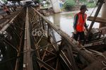Jalan Besi di  Bawah Flyover Kalibata Dibongkar
