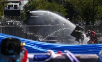 Polisi mengerahkan water cannon untuk membubarkan pendemo. Reuters/Dylan Martinez.