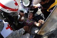 Korban luka mendapat perawatan. Reuters/Damir Sagolj.