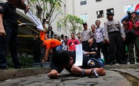 Salah satu tersangka terjatuh saat kabur.