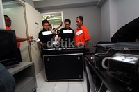 Tersangka memeragakan adegan saat menurunkan 'peti mati' di lobi tower Ebony Apartemen Kalibata City.