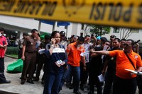 Adegan-adegan rekonstruksi itu dilakukan di lobi apartemen. Sejumlah warga melihat dan mengambil gambar.