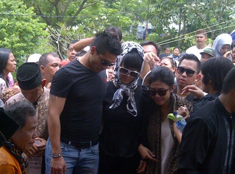 Ayahanda Dikebumikan, Air Mata Julia Perez Tumpah