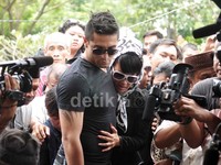 Ayahanda Jupe disemayamkan di Cijantung, Pasar Rebo, Jakarta Timur, yang merupakan rumah paman dari pelantun 'Belah Duren' tersebut.