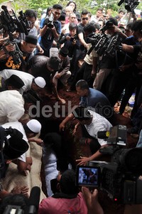     Ratusan kerabat serta teman dekat keluarga mengiri jenazah ke tempat peristirahatan terakhirnya. Noel/detikHOT.