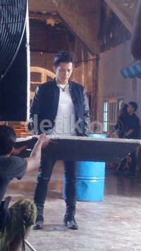 Konsepnya semi animasi. Dicampur dari yang shoot langsung sama nanti ada setengah gambar di buat animasi. Jadi kita gambar ulang, ujar Upie selaku sutradara.