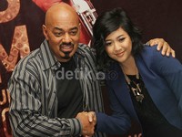Sherina dan James Ingram saat jumpa pers di Hotel Sultan, Senayan, Jakarta Pusat, Senin (2/12/2013). Gus Mun/detikHOT.