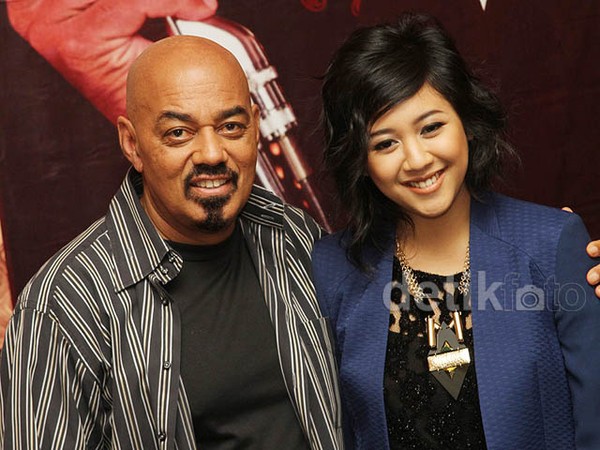 James Ingram & Sherina Duet di Konser Julio Iglesias
