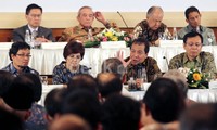 Chairul Tanjung mengusulkan produk-produk barang mewah impor dikenakan tarif bea masuk (pajak) tinggi untuk menekan tingginya impor.