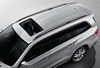 GL 350 CDI dilengkapi dengan sunroof. (dok Mercedes-Benz).