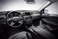 Interior kabin menyajikan desain yang elegan menggunakan material terbaik seperti kombinasi kulit dengan semi grain burr walnut wood trim. (dok Mercedes-Benz).