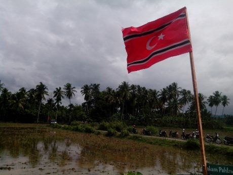 Polisi Turunkan Bendera Bulan Bintang di Milad GAM