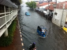 Hujan Deras, Genangan Air Muncul di Perempatan Matraman
