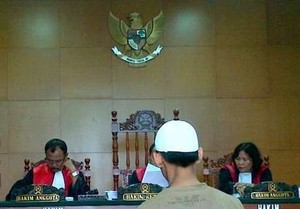 Saksi: Salah Satu Pelaku Menggunakan Batik Merah dan Todongkan Pistol