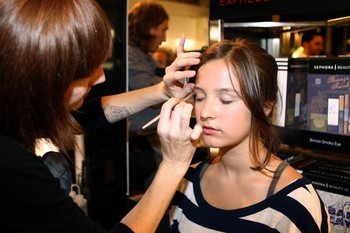 Berbekal pengalamannya, Michelle akhirnya turut memproduksi lini make-up sendiri dengan membuat brand kosmetik bernama EM. (kredit foto: getty images)