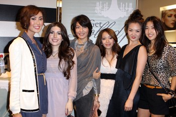 Kebanyakan dari mereka adalah dengan membuat tutorial make-up, nail art atau fashion. Memiliki komunitas sendiri membuat brand tertarik untuk mengiklankan produknya lewat vlogger. (kredit foto: getty images)