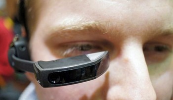 Kami sangat senang bisa memulai pengiriman kacamata pintar M100. Era wearable gadget telah menanti dan kami percaya Vuzix telah menawarkan teknologi paling inovatif dibanding produsen kacamata pintar lainnya, kata Paul Travers, Presiden dan CEO Vuzix. (kredit foto: engadget)