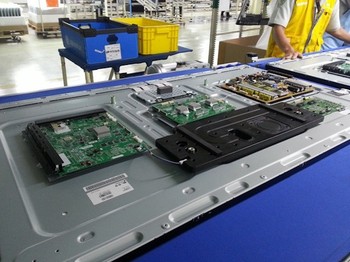 Dalam proses perakitannya, TV Ultra HD LG dimulai dari beberapa komponen utama yang telah lebih dulu terpasang di balik panel layarnya.
