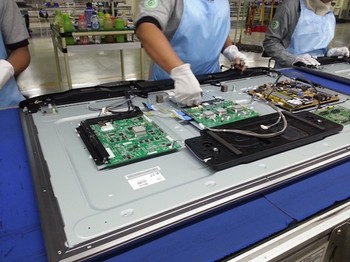 Langkah selanjutnya adalah menambahkan printilan pendukung yang dibutuhkan oleh TV Ultra HD LG agar dapat beroperasi dengan baik.