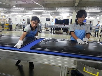 Setelah memastikan seluruh komponen telah terpasang dengan baik, proses selanjutnya adalah pemasangan back cover TV Ultra HD LG.