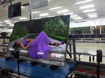 Berlanjut ke pengujian resolusi Ultra HD yang disodorkannya. Dalam proses ini, sebuah video dengan resolusi Ultra HD dijalankan untuk memastikan kualitas tampilannya.