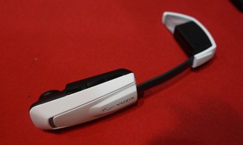 Vuzix M100 menggunakan versi 4.0 Ice Cream Sandwich sebagai sistem operasinya. (kredit foto: trustedreviews)