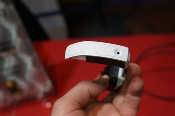 Spesifikasi Vuzix M100 mengandalkan prosesor dual-core garapan TI-OMAP 4430 dengan kecepatan clock 1 GHz yang dipadukan dengan RAM 1 GB. (kredit foto: trustedreviews)