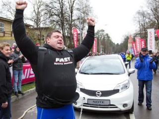 Ini Dia Orang Terkuat di Dunia, Sanggup Tarik 12 Mobil