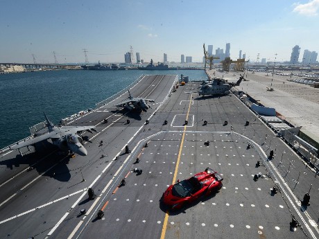 Mobil Termahal Dunia Lamborghini Dipamerkan di Kapal Induk