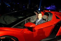 Fabio Cannavaro berpose dengan Lamborghini Veneno Roadster. (dok Lamborghini).