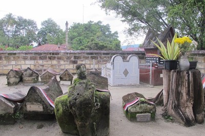 Patung Tanda Cinta Bertepuk Sebelah Tangan di Samosir
