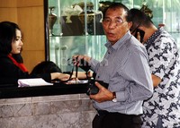 Max masuk ke gedung KPK. Dalam keterangannya, Max mengaku sama sekali tidak mengetahui, mengenai adanya pembagian uang di dalam kongres PD. Lamhot Aritonang/detikFoto.