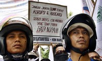 Para buruh juga membawa spanduk dan poster. Lamhot Aritonang/detikFoto.