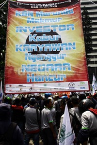 Buruh membentangkan spanduk di depan kantor BUMN. Lamhot Aritonang/detikFoto.