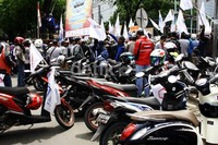 Para buruh datang ke kantor BUMN dengan menggunakan sepeda motor. Lamhot Aritonang/detikFoto.