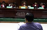 Luthfi Hasan Bacakan Nota Pembelaan