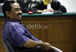 Luthfi Hasan Bacakan Nota Pembelaan
