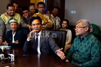 Dalam jumpa pers tersebut Yusril didampingi oleh Ketua Umum PBB MS Kaban (kanan).