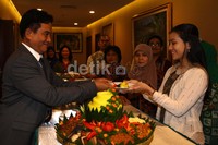 Yusril melakukan pemotongan tumpeng sebelum memberikan keterangan pers.