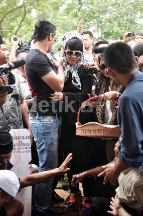 Duka Jupe Ditinggal Ayahanda, Ahmad Dhani dan Farhat Saling Lapor Polisi