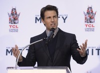 Tom Cruise bahkan sempat memberikan sedikit pidatonya untuk Ben Stiller. REUTERS/Phil McCarten.