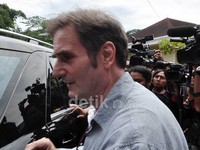 Anton yang mengenakan setelan kemeja putih mengabaikan pertanyaan wartawan. Noel/detikHOT.