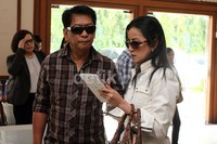 Rudi yang memakai kemeja kotak-kotak cokelat mengatakan, dirinya tidak terlalu gugup dalam sidang perdana ini. Akew/detikHOT.