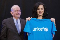 Katy Perry bersama Direktur Eksekutif UNICEF, Anthony Lake. REUTERS/Lucas Jackson.