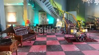 Tema vintage dan modern menjadi pilihan Rizal Mantovani yang berada di balik kursi Sutradara.