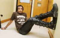 Piyu bergaya dengan boots New Rock-nya. Gus Mun/detikHOT.